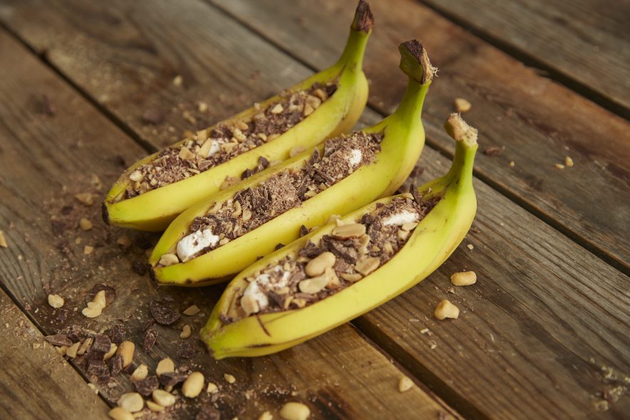 Grillet banan med sjokolade og nøtter