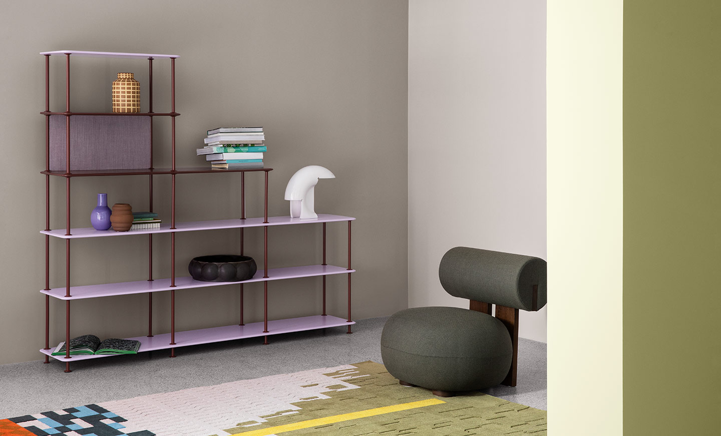 Bilde av hylle og designerstol foran malt vegg. Grålig lavendertone: 20186 Lavender Touch er litt kjølig i uttrykket og er perfekt for store vegger. Den står flott til andre farger, som 8565 Hope her til høyre. Her malt med LADY Pure Color. 
