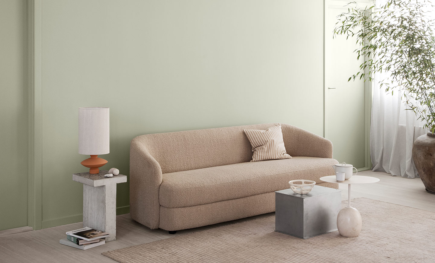 Beige sofa foran dempet grønnfarge