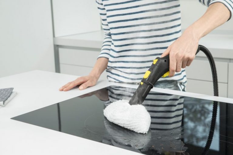 RENGJØR KOMFYREN: Bruk damp til å rengjøre komfyren. En dampvasker passer til forskjellige typer av rengjøring til ditt hjem - når du vil rengjøre på dypet. FOTO: Kärcher