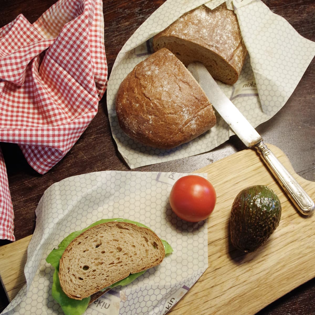 LENGER HOLDBARTHET: Brød holder seg ferskt lenger om du oppbevarer det i bivokspapir. Bivokspapiret holder godt på fuktighet slik at brødet ikke tørker ut. 