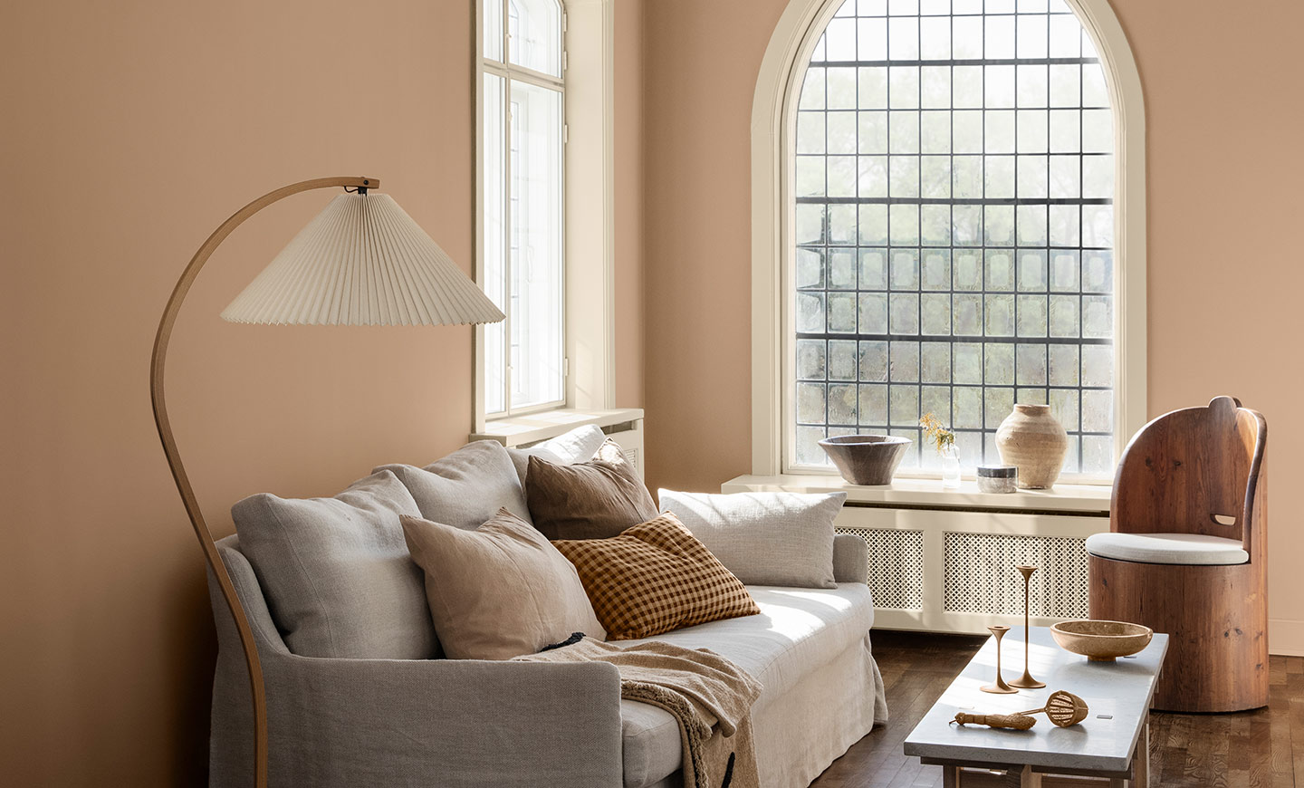 Embrace - Bilde av stue med stort vindu og fargen embrace som er en en perfekt blanding av oransje og rosa. Her malt med LADY Pure Color.