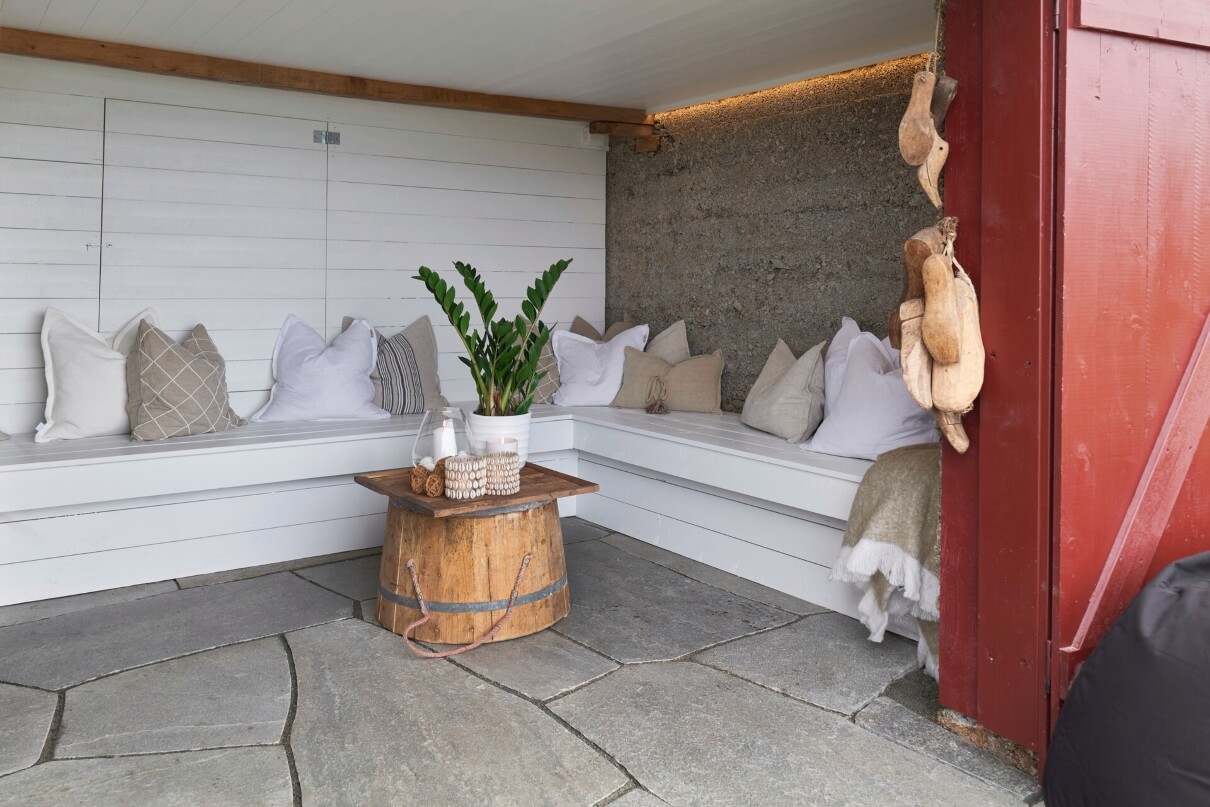 Sittebenker langs veggene gir god plass til kos og hygge, selv når vind eller snø herjer utenfor. Foto: Ragnar Hartvig