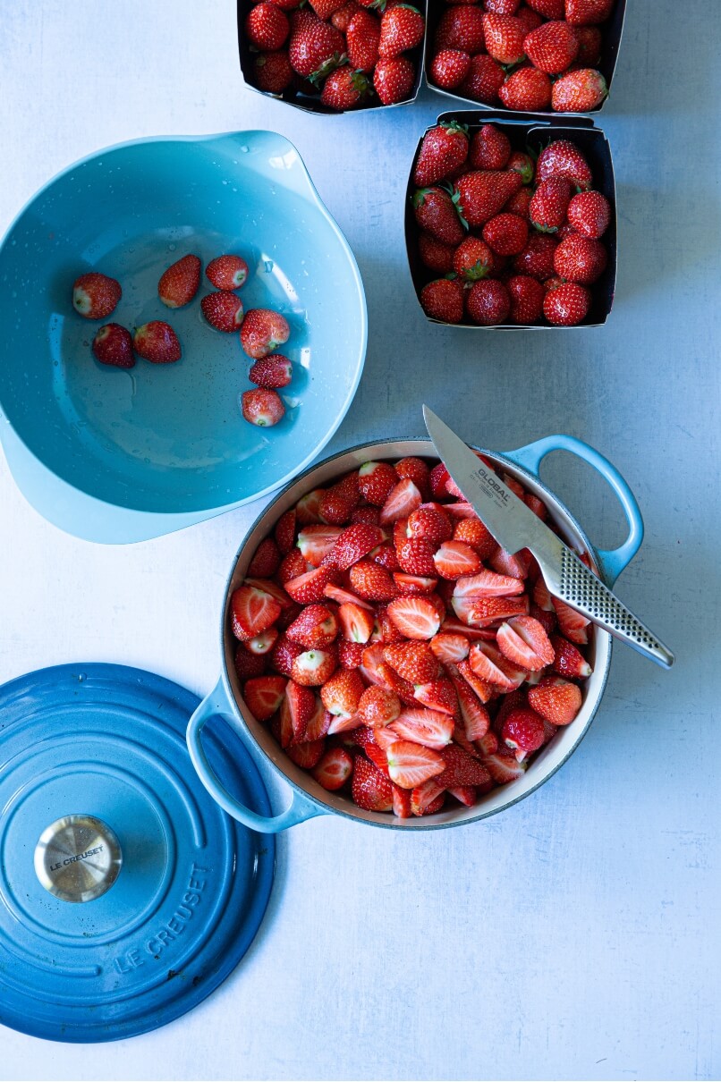 Kokt jordbærsyltetøy som kan oppbevares i kjøkkenskapet er genialt når du har begrenset plass i fryseren. Foto: Marianne Pfeffer Gjengedal.