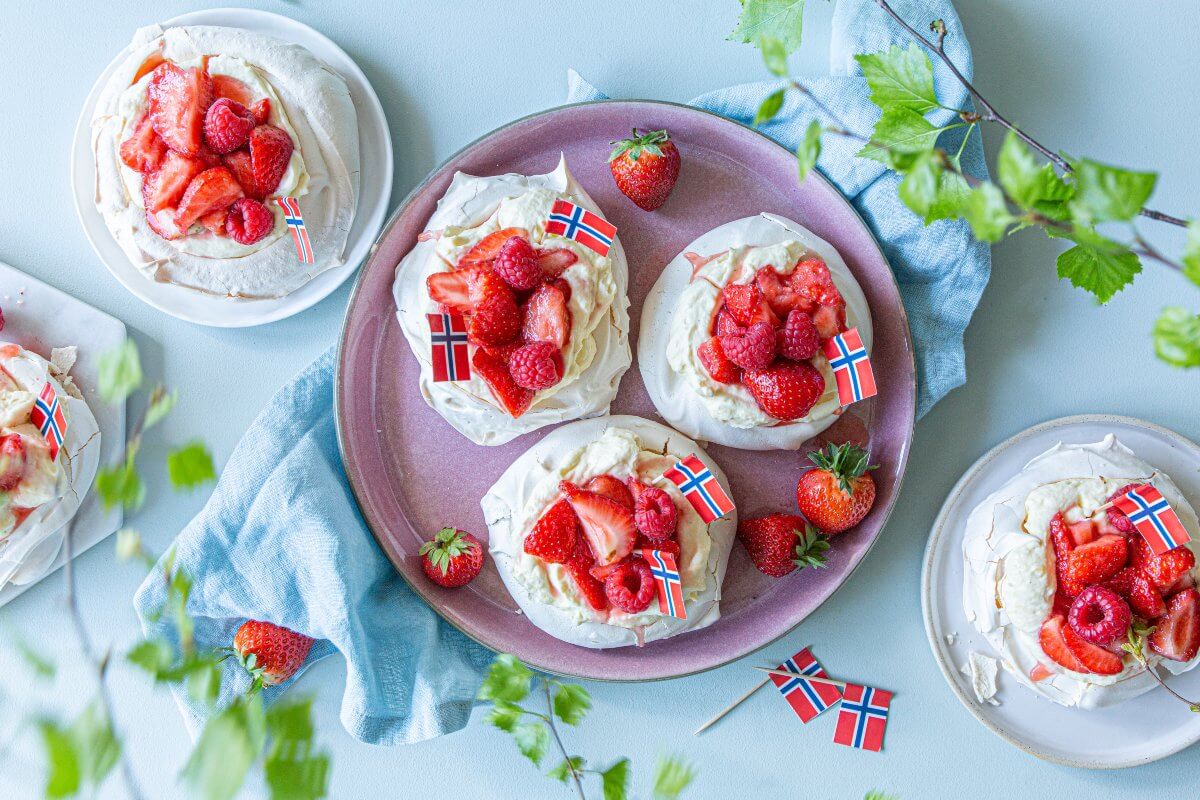 Pavlova porsjonskake med vaniljekrem og friske bær. Foto: Marianne Pfeffer Gjengedal
