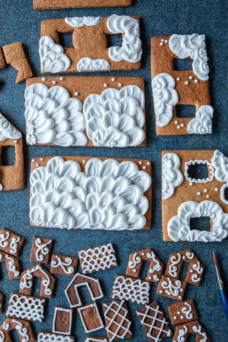 Et tips er å dekorere alle pepperkakene før du monterer pepperkakehuset. Foto: Marianne Pfeffer Gjengedal