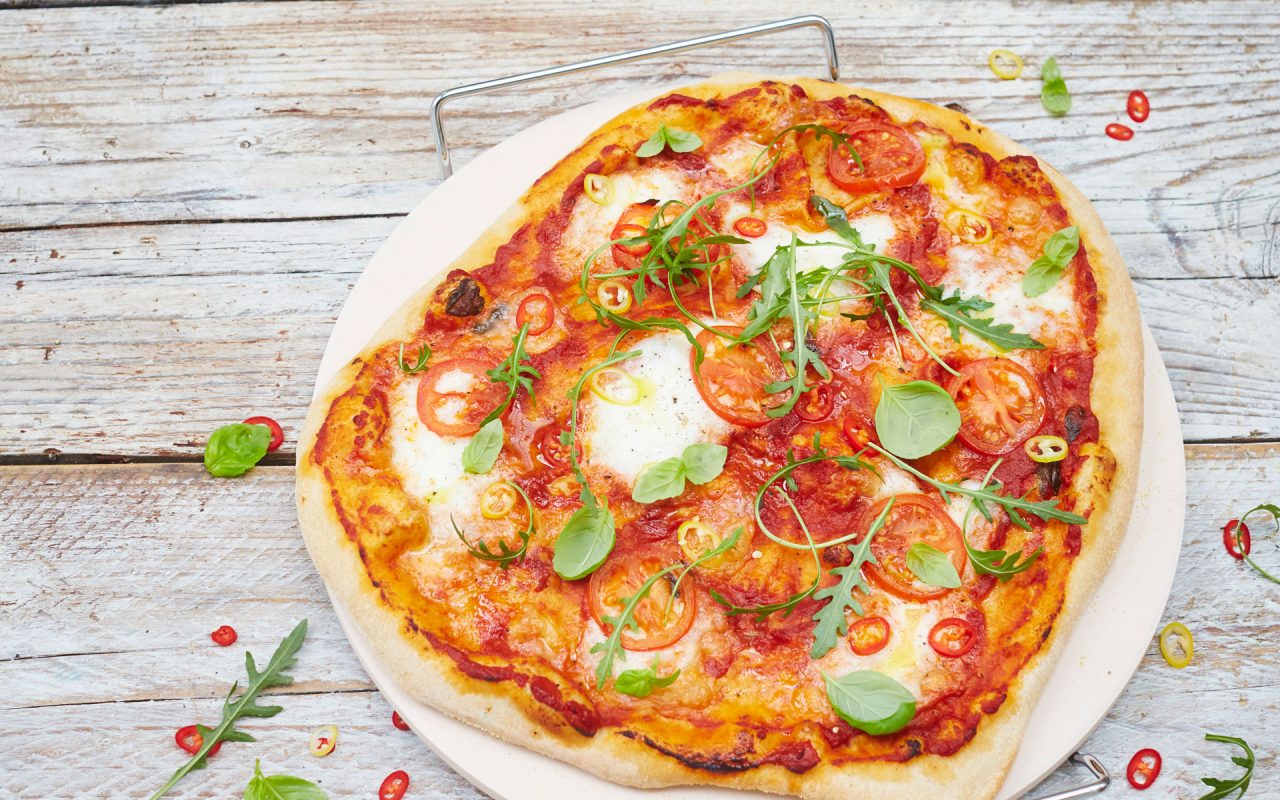 PIZZA: Hvem elsker vel ikke det? Med en solid pizzastein får du den beste bunnen. Kanskje en god gave til farsdagen?
