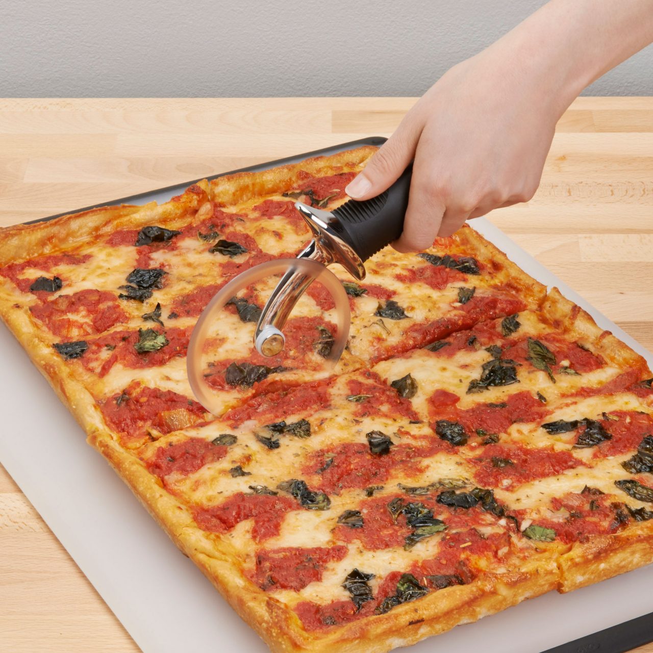 PIZZAKUTTER: Et ordentlig solid pizzahjul gjør jobben lettere når du skal lage hjemmelaget pizza. Irriterer du deg over at den ikke når helt ut i kantene? Hva med en pizzasaks?