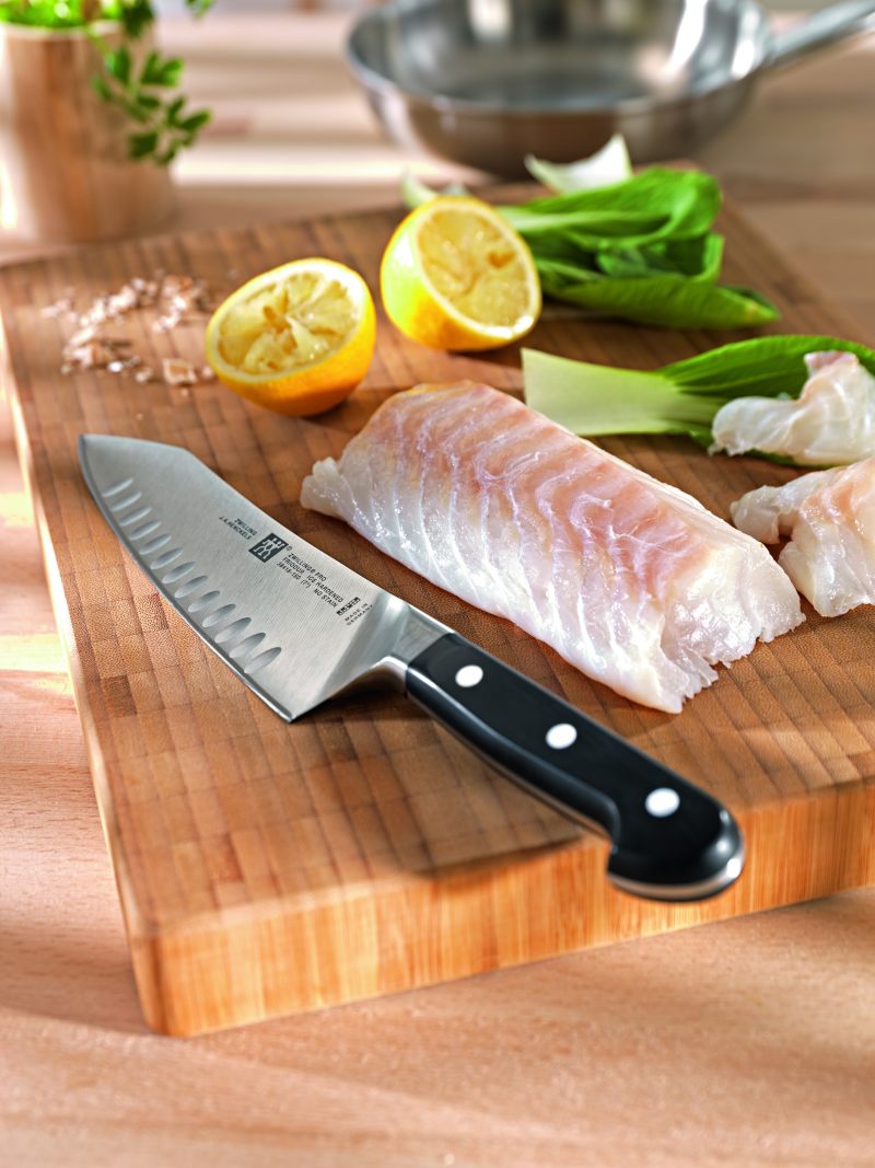 En santokukniv eller en kokkekniv er begge knivtyper som passer de aller fleste formål. Og velger du en god kvalitetskniv vil den være enklere å vedlikeholde og holde skarp. 